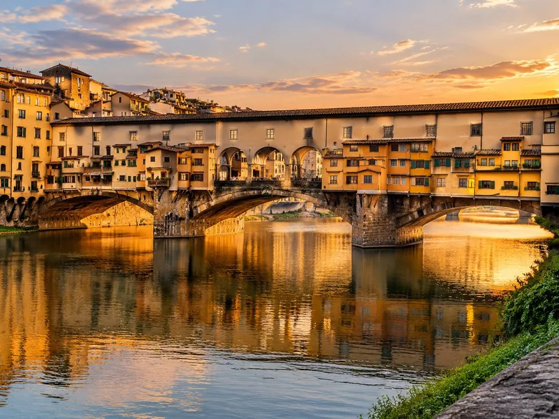 Il Ponte Vecchio con il corridoio che corre sopra i negozi